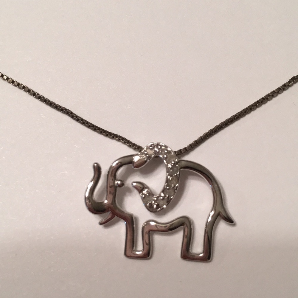Sterling silver elephant necklace 🐘